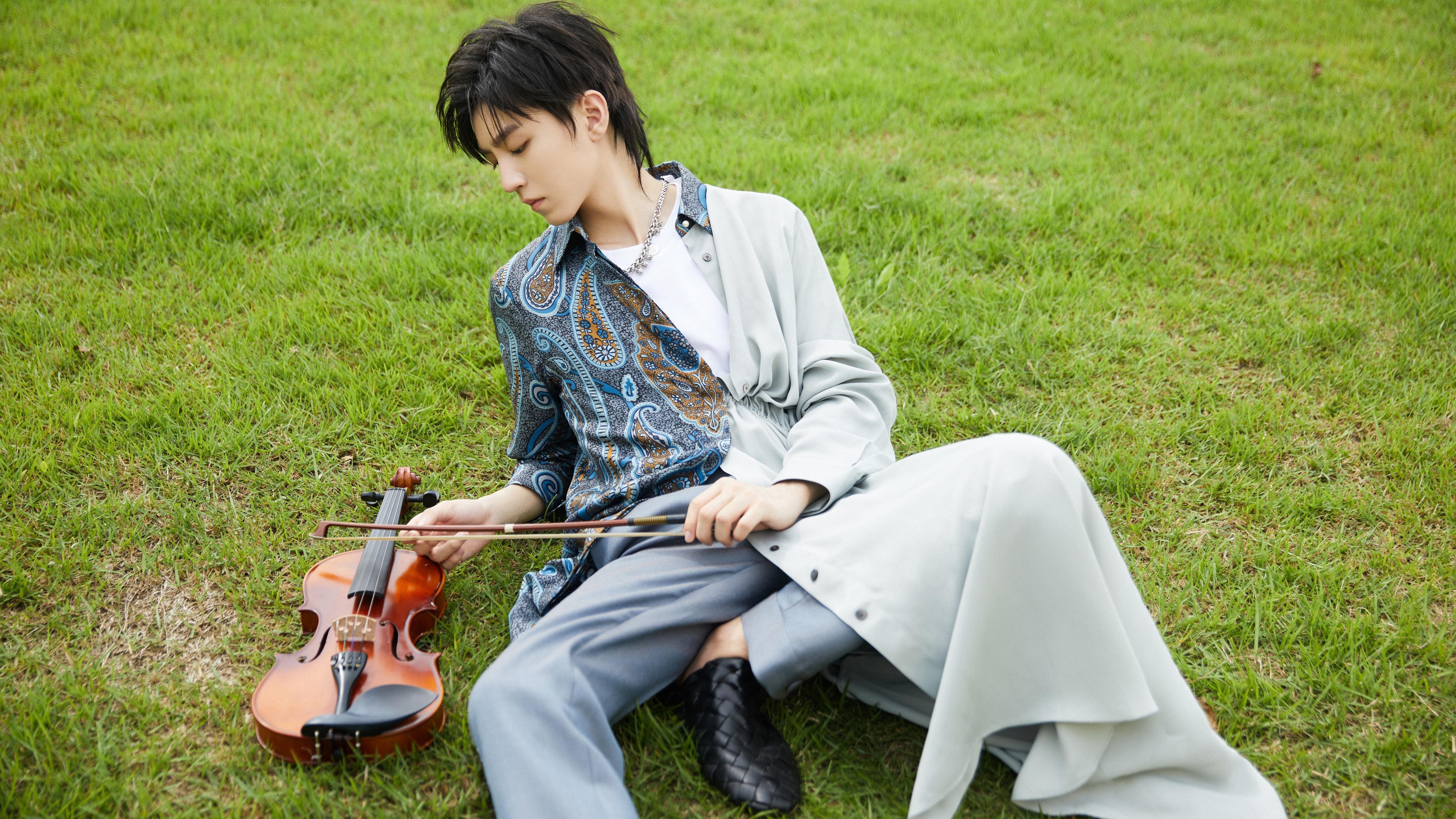 威少突破吸引包夹助队友轻松得分,威少突破脚步